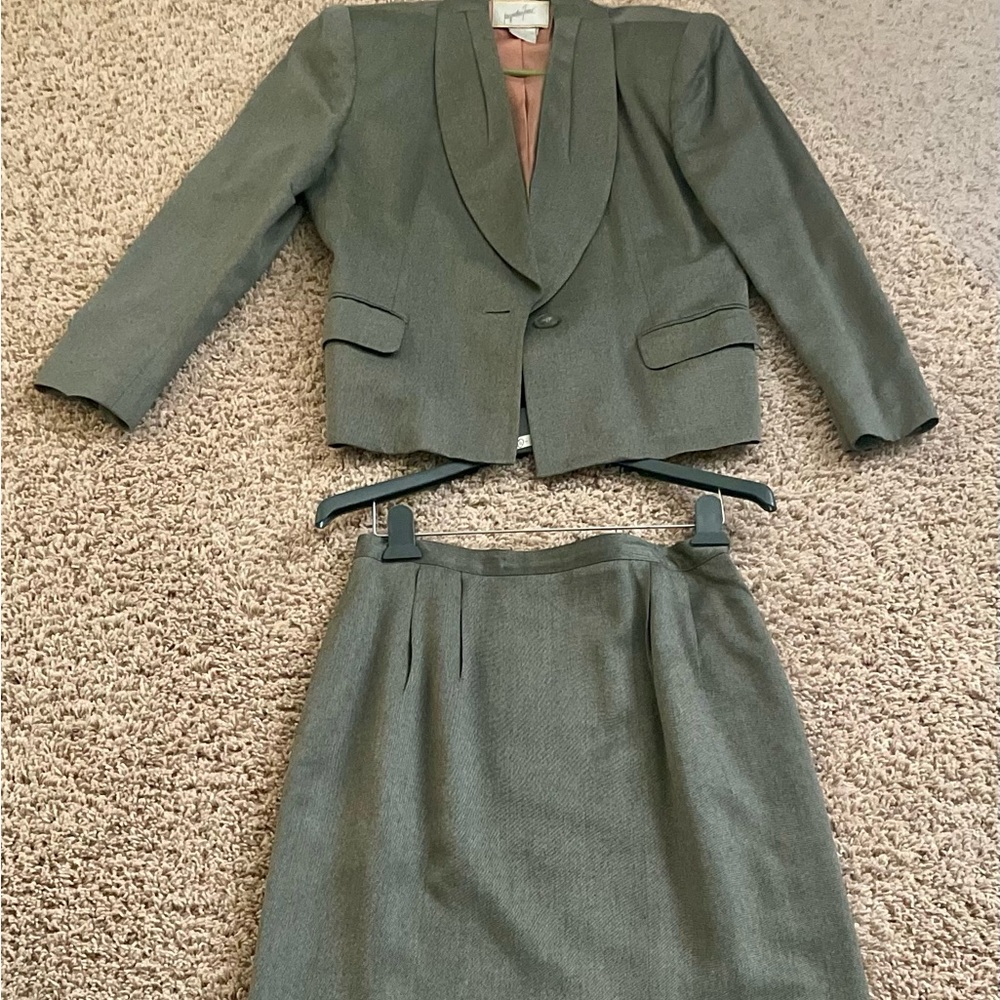 Jacqueline Ferrar Women’s Business skirt and blazer